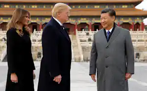 北京の故宮でトランプ米大統領夫妻を案内する中国の習近平国家主席(2017年11月8日)=ロイター 北京の故宮でトランプ米大統領夫妻を案内する中国の習近平国家主席(2017年11月8日)=ロイター