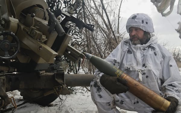 砲撃の準備をするウクライナ兵（15日、バフムト）＝ＡＰ