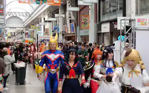 コスプレイヤーが商店街アーケードを練り歩いた(4月11日、高知市) コスプレイヤーが商店街アーケードを練り歩いた(4月11日、高知市)