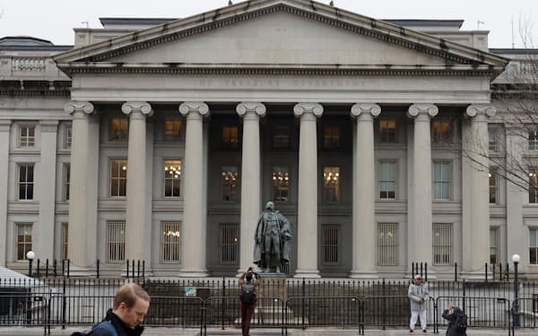 米中対立が国債市場にも影を落とす（ワシントンの米財務省）＝ロイター