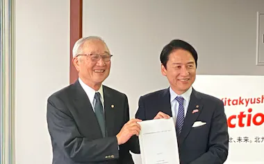 提言書を手渡す津田会頭㊧と武内市長(11日、北九州市役所)