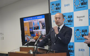 鈴木市長は「核兵器がいかに非人道的な兵器であるか心で感じていただきたい」と話した(11日、長崎市役所)