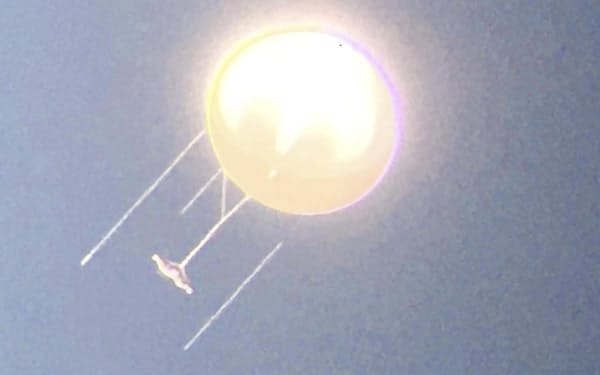 「せんだい宇宙館」の職員が撮影した中国の偵察気球に似た飛行物体（2019年11月、鹿児島県薩摩川内市）＝同館提供