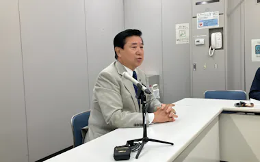 記者会見する長友市長(11日、東京都調布市)