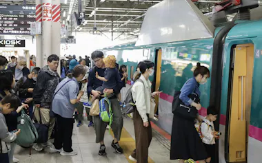 ゴールデンウイーク最終日、利用者で混雑するJR仙台駅の東北新幹線ホーム(6日)=共同