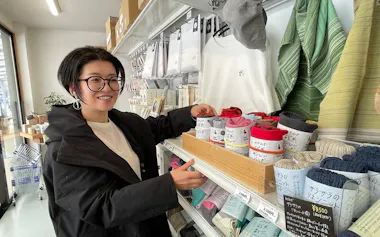 軽井沢駅直結の商業施設に「わざマート」の3号店を開業したわざわざの平田はる香代表(4月22日、長野県軽井沢町)