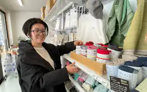 軽井沢駅直結の商業施設に「わざマート」の3号店を開業したわざわざの平田はる香代表(4月22日、長野県軽井沢町) 軽井沢駅直結の商業施設に「わざマート」の3号店を開業したわざわざの平田はる香代表(4月22日、長野県軽井沢町)