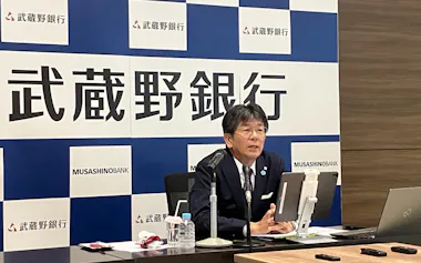 武蔵野銀行の長堀頭取は26年3月期決算について説明した(11日、さいたま市)
