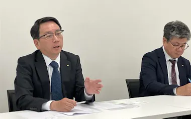 記者会見する石川製作所の野口俊和社長㊧(11日、金沢市)