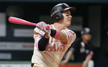 4回ソフトバンク無死、栗原が右越えに勝ち越しソロを放つ=みずほペイペイドーム