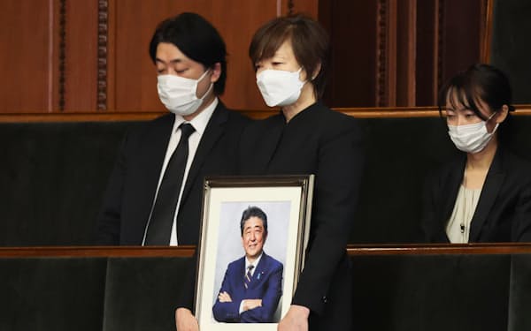 安倍元首相の遺影を手に野田元首相の追悼演説を聞く昭恵夫人（2022年10月、衆院本会議場）