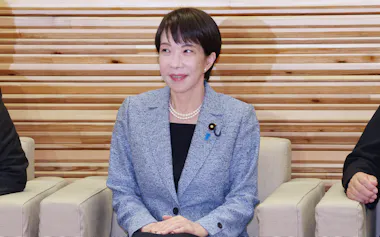 閣議に臨む高市首相(12日午前、首相官邸)