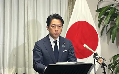 記者会見する小泉進次郎防衛相(12日、国会内)