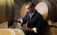 シャングリラ地域でワインの出来上がりをチェックする戴鴻靖氏（チベット自治区）