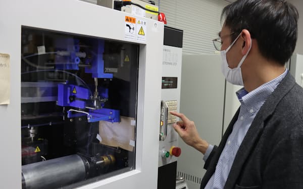 エレクトロスピニング法で繊維を製造する機器（福井市の福井大学）