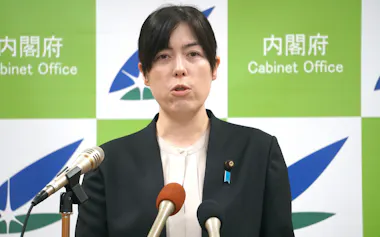 記者会見する小野田紀美経済安全保障相(12日、内閣府)
