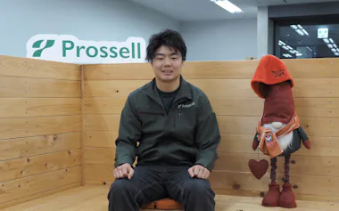 プロッセルホールディングスの横山和輝さん。ミーティングスペースはサウナを模した