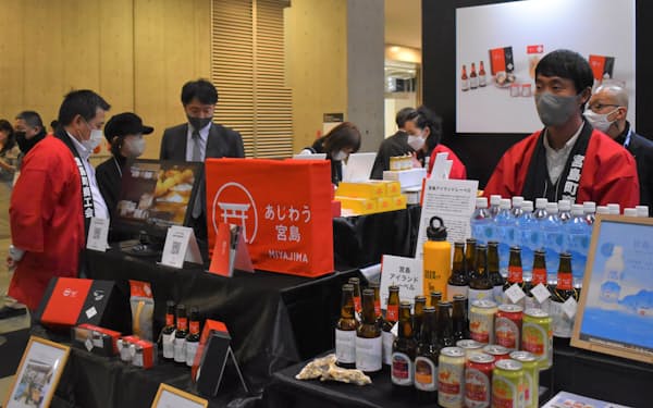 宮島町商工会のブースではカキや地ビールの魅力をアピールしていた（16日、東京・江東）