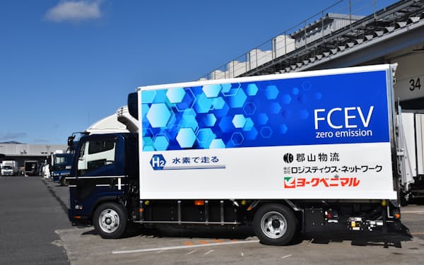 ヨークベニマルの物流拠点を出発した水素燃料電池トラック（17日、福島県郡山市）