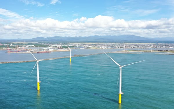 丸紅などが出資する秋田洋上風力発電は１月末に秋田港で洋上風力を稼働させた（秋田市）