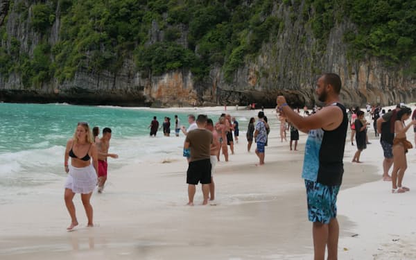 タイの観光地はにぎわいを取り戻しつつある（22年10月、タイ南部ピピ島）