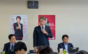 自民党のディープフェイク対策合同プロジェクトチームの会合であいさつする平将明座長㊥(12日、党本部) 自民党のディープフェイク対策合同プロジェクトチームの会合であいさつする平将明座長㊥(12日、党本部)