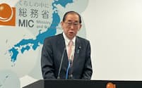 記者会見する松本剛明総務相(17日、東京都千代田区)