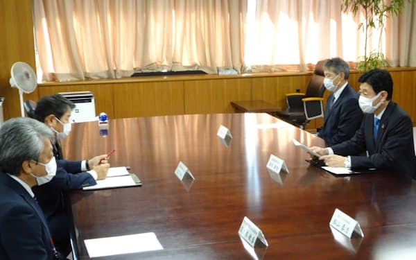 電気事業連合会の池辺会長（左から２人目）と面談する西村経産相㊨（17日、東京都千代田区）