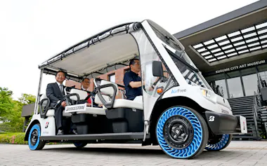ブリヂストンの次世代タイヤ「エアフリー」を装着した車両(12日、福岡県久留米市)