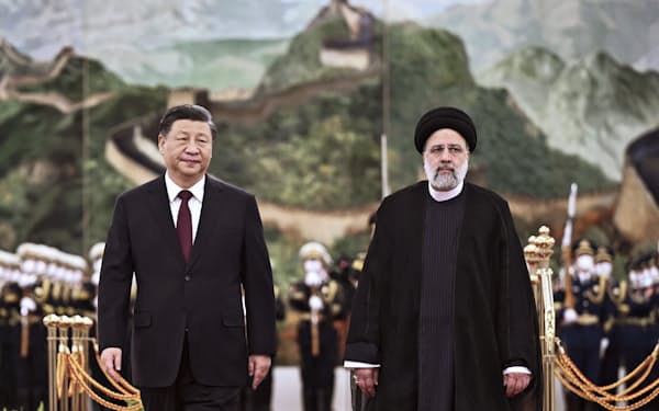 中国の習近平国家主席㊧は資源外交を加速させる（２月、北京でイランのライシ大統領と）＝ＡＰ