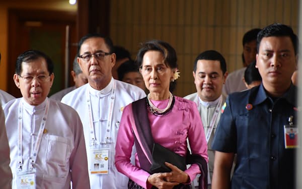 ミャンマーの最高裁はアウンサンスーチー氏の上訴を棄却した（2019年11月、会議に出席する同氏）