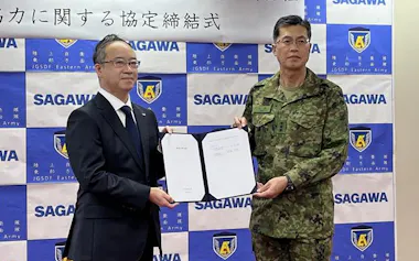 陸上自衛隊東部方面総監の上田和幹氏㊨と佐川急便社長の笹森公彰氏(12日、陸自朝霞駐屯地)