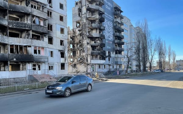 ロシア軍の空爆で破壊された集合住宅。オレナさんの隣人も犠牲になった（キーウ近郊ボロディアンカ）