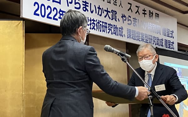 大賞には清水浩・慶大名誉教授を選んだ（左は鈴木俊宏理事長。17日、浜松市）
