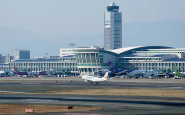 運用が始まった第2滑走路から離陸するJALの記念チャーター機(20日、福岡空港)