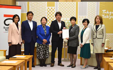 小池百合子知事に要望書を提出した都民ファーストの会都議団