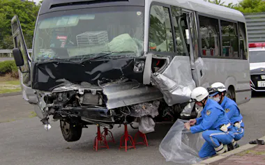 ガードレールが突き刺さった、磐越自動車道で事故を起こしたマイクロバス(6日、福島県郡山市)=共同