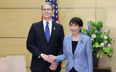 高市首相と握手するベッセント米財務長官(12日、首相官邸)