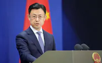 記者会見する中国外務省の郭嘉昆副報道局長(11日、北京)=共同