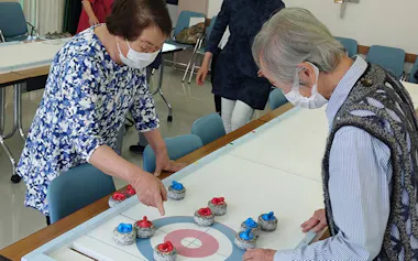 「ここを通そう」と作戦を立ててストーンを投げる(9日、神奈川県開成町)