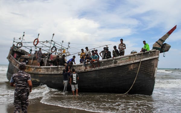 インドネシアのスマトラ島北端アチェ州に漂着したロヒンギャ難民（16日）＝アンタラ通信・ロイター