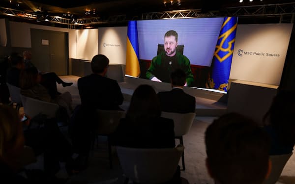 ミュンヘン安全保障会議で演説するウクライナのゼレンスキー大統領（17日、ミュンヘン）＝ロイター