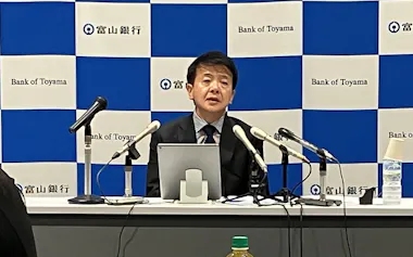 記者会見する富山銀行の中沖頭取(12日、富山県高岡市)