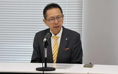 決算会見する新美社長(12日、名古屋市)