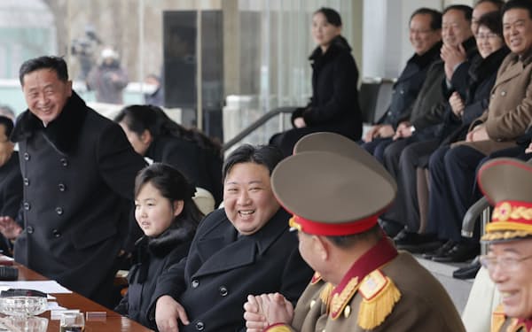 内閣と国防省職員のスポーツ競技を観戦する北朝鮮の金正恩朝鮮労働党総書記（左から3人目）。その左は娘の「キム・ジュエ」とみられる少女（17日）＝朝鮮中央通信・共同