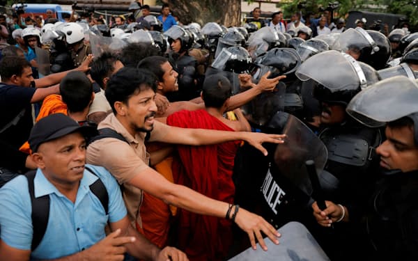 昨年11月、警察と衝突するスリランカの反政府デモ参加者＝ロイター