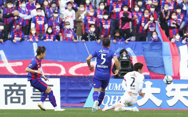 FC東京―浦和　後半、FC東京・渡辺（左）がチーム2点目のゴールを決める（18日、味スタ）＝共同