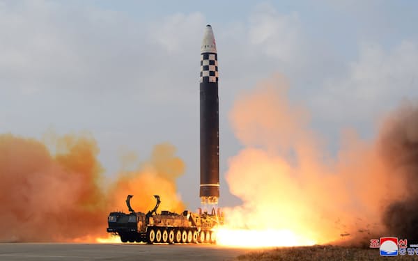 北朝鮮による大陸間弾道ミサイル（ICBM）発射は3カ月ぶり（2022年11月の「火星17」発射後に公開された写真）＝朝鮮通信