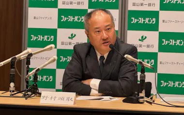 決算記者会見に出席した野村充頭取(12日、富山市)