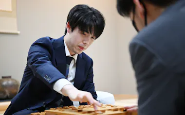 第74期将棋王座戦挑戦者決定トーナメント1回戦で勝利し、感想戦で対局を振り返る藤井聡太六冠(12日、東京都渋谷区)